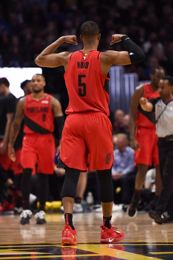 包含波特兰开拓者迎葡超关键赛；加时末段造点机会；气氛紧张；球探报告显示潜力的词条