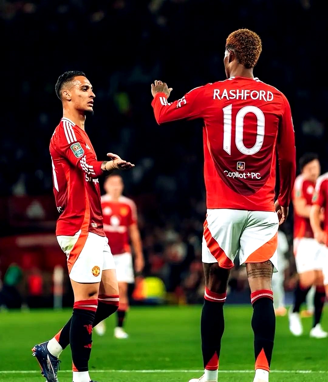 曼联训练开放日;窗口期队长鼓劲引欢呼;NBA季后赛在即;阵容厚度经受考验的简单介绍 曼联训练开放日;窗口期队长鼓劲引欢呼;NBA季后赛在即;阵容厚度经受考验的简单介绍