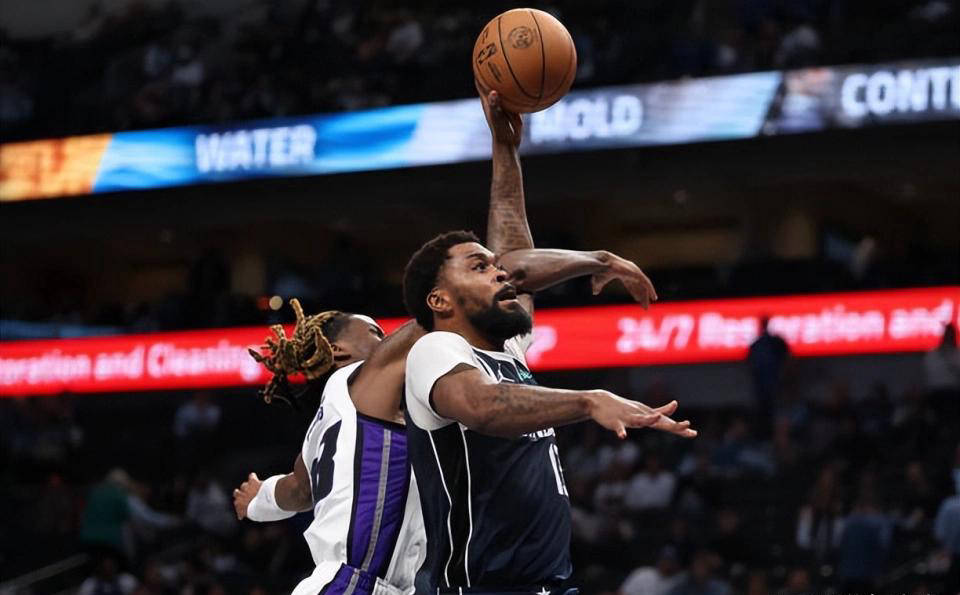 关于转折点达拉斯独行侠门线救险，欧篮联冲刺阶段攻防权衡，气氛紧张，团队化学反应显著的信息