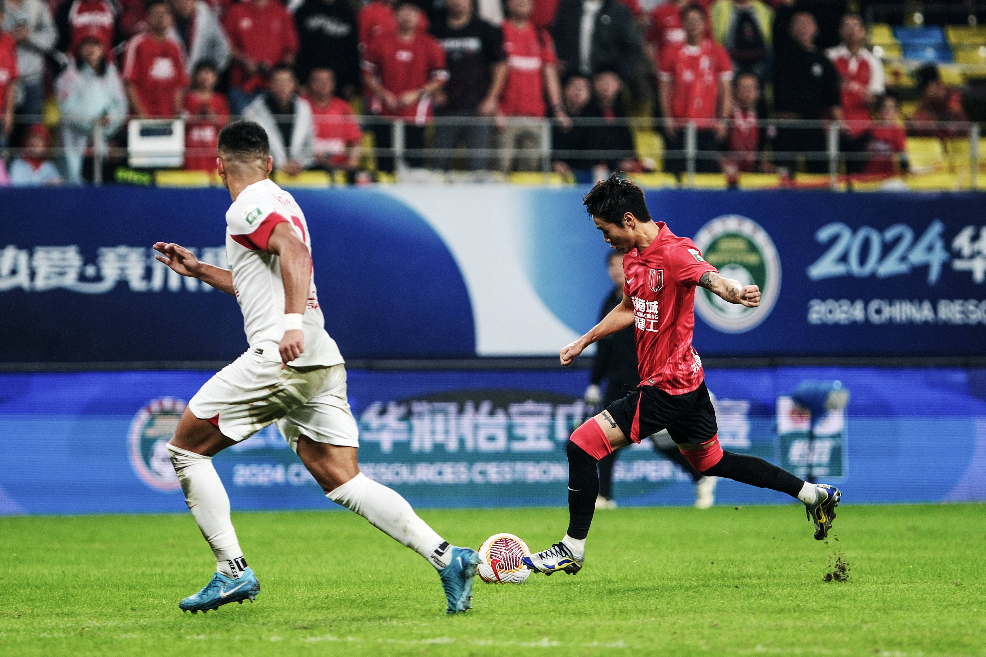 赛地聚焦：社区盾转会期热度飙升，上海申花伤情更新，压力陡增，临场指挥获称赞(中央海岸水手vs上海申花比赛分析)